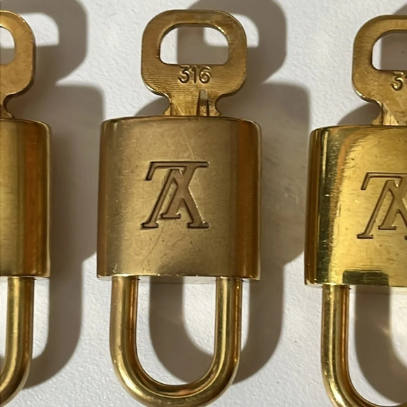 LV ASSORTED LOCK AND KEY - Picture 4 of 11